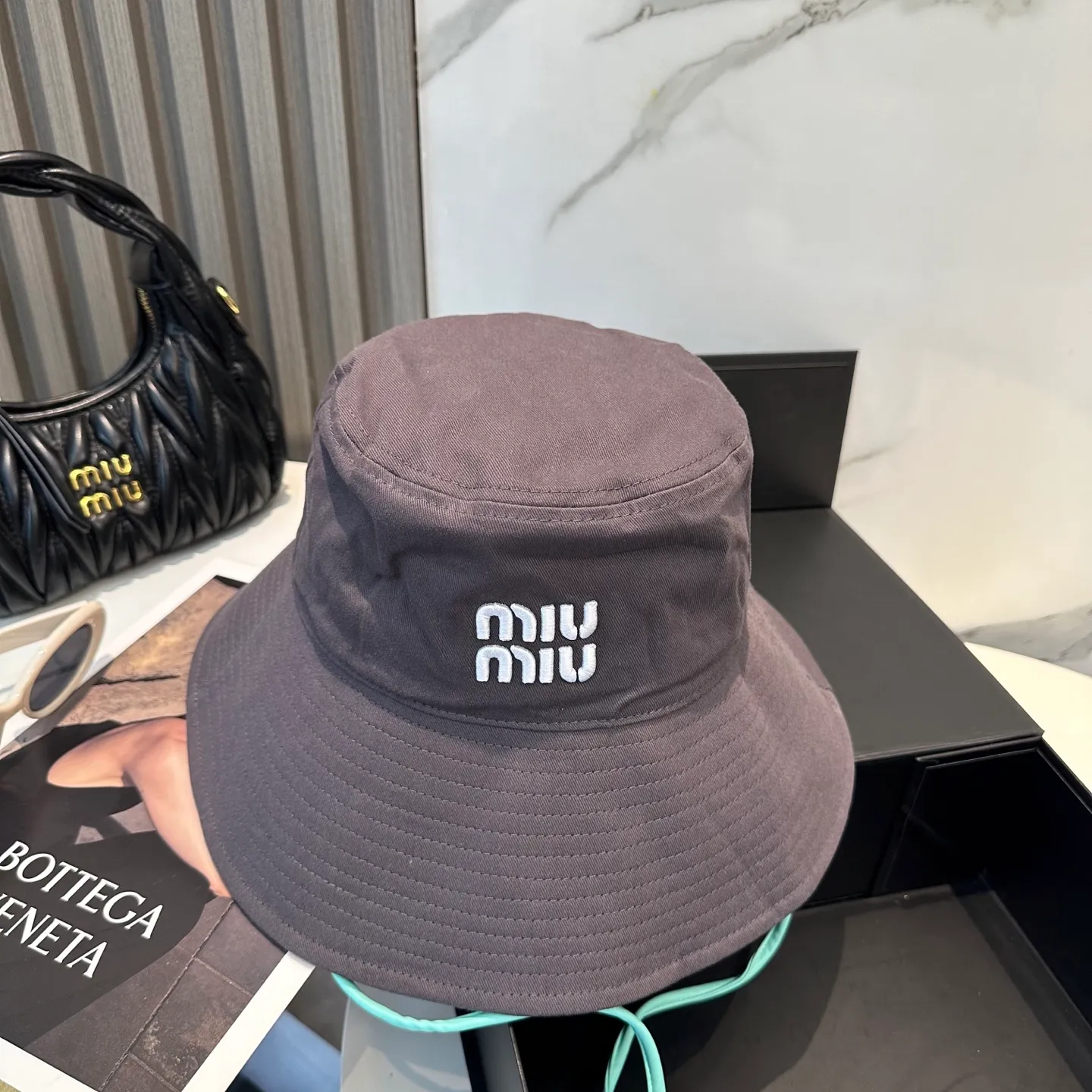 P64 MiuMiu Miu Miu's new fisherman hat | Large brim ~ Increased sun protection range, quality details are in place ~ Hats have always been an inseparable item in daily matching. The fisherman hat will never go out of style. This Miu family has always been loved by everyone. It is casual, versatile, sun-protective and comfortable. It feels very soft but does not affect its shape at all. ​