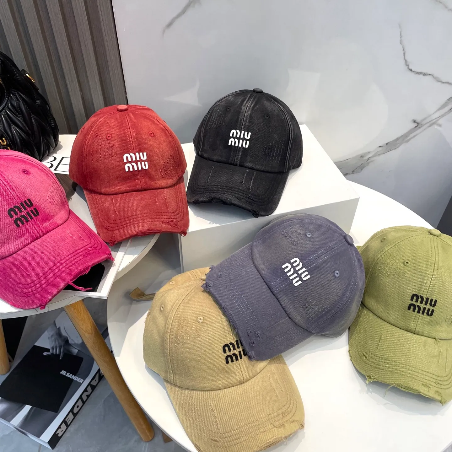 P60 miumiu new solid color baseball cap, the hottest color at the moment - full of street style! Trendy and versatile, Xiaohongshu grows grass, poison, get your boyfriend, and cool together