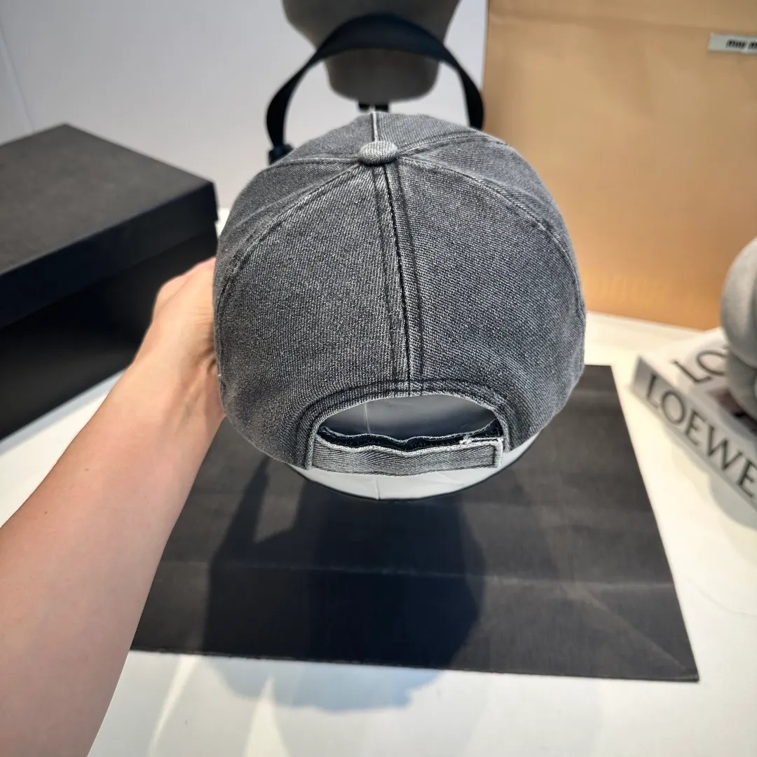 P60 miumiu Xiaohongshu popular recommendation. Original new baseball cap, authentic mold-making and custom-made, original workmanship is meticulous and the quality is superb!