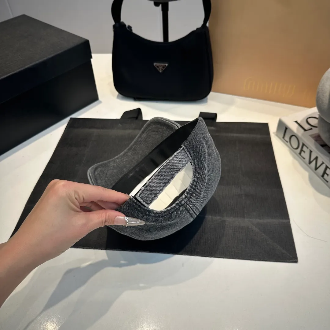 P60 miumiu Xiaohongshu popular recommendation. Original new baseball cap, authentic mold-making and custom-made, original workmanship is meticulous and the quality is superb!