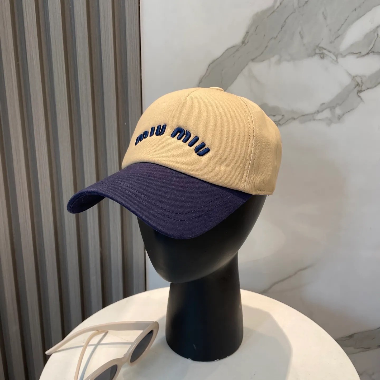 P60 💛 Comes with dust bag. [Miumiu Miu Miu] New order style embroidered baseball cap 🧢 Great brand style, super easy to match, get it now!