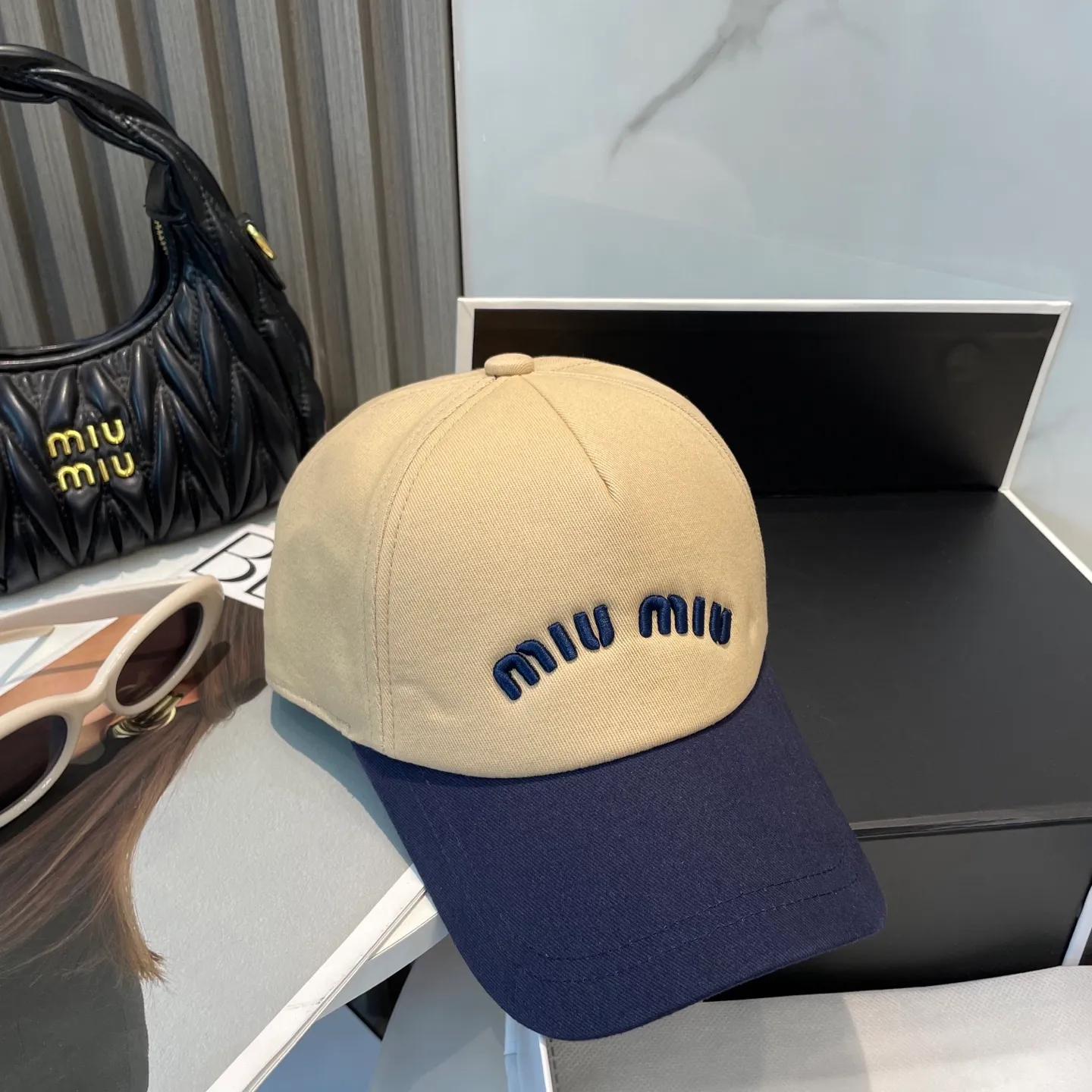 P60 💛 Comes with dust bag. [Miumiu Miu Miu] New order style embroidered baseball cap 🧢 Great brand style, super easy to match, get it now!