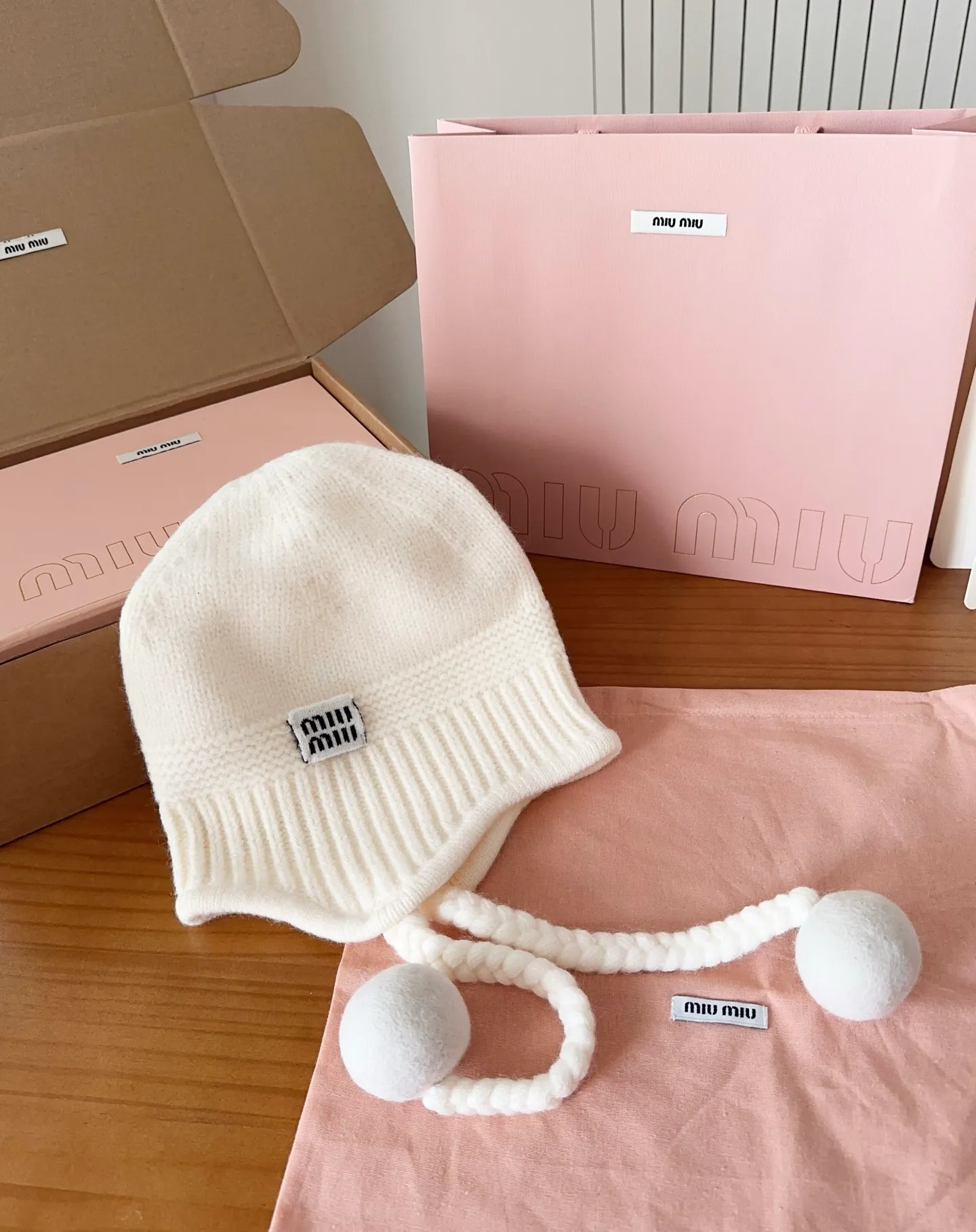 💰70 miumiu autumn and winter woolen hat This high-grade gray dyeing is very difficult to dye! What's more, the material of rabbit fur is like starting from scratch! Highly recommend to everyone. This hat goes well with any type of clothing. It can be both casual and sweet!