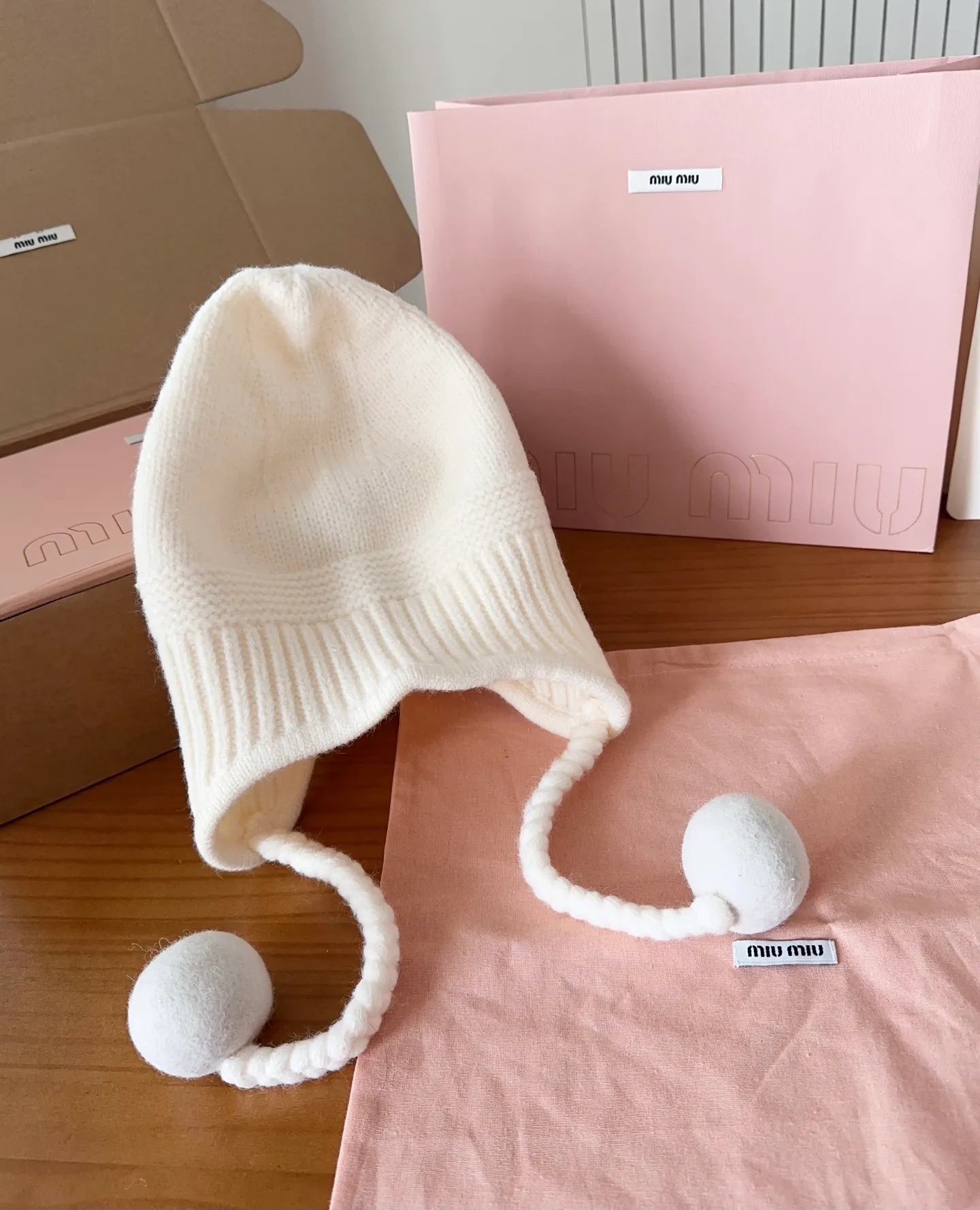 💰70 miumiu autumn and winter woolen hat This high-grade gray dyeing is very difficult to dye! What's more, the material of rabbit fur is like starting from scratch! Highly recommend to everyone. This hat goes well with any type of clothing. It can be both casual and sweet!
