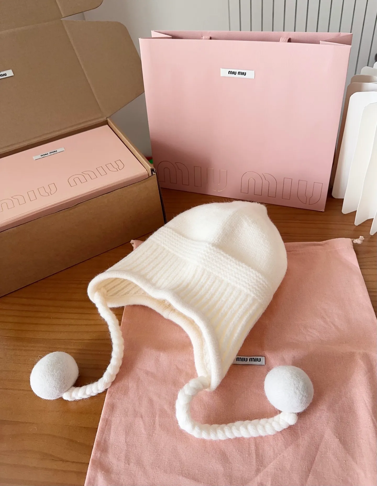 💰70 miumiu autumn and winter woolen hat This high-grade gray dyeing is very difficult to dye! What's more, the material of rabbit fur is like starting from scratch! Highly recommend to everyone. This hat goes well with any type of clothing. It can be both casual and sweet!