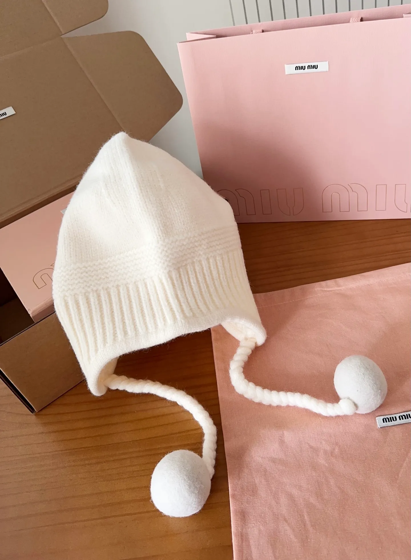 💰70 miumiu autumn and winter woolen hat This high-grade gray dyeing is very difficult to dye! What's more, the material of rabbit fur is like starting from scratch! Highly recommend to everyone. This hat goes well with any type of clothing. It can be both casual and sweet!