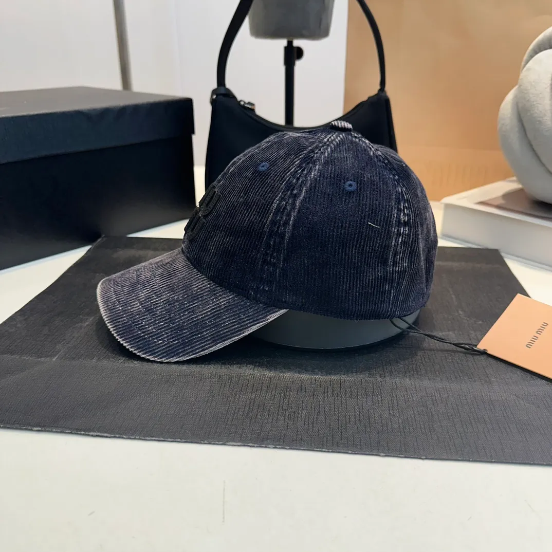 P60 Rare goods! miumiu24 classic denim baseball! This year’s hottest item in the hat category! The collision of denim material and baseball cap reveals a retro, innocent and straightforward style, which is also very everyday! The workmanship quality of a major foreign trade factory + the blessing of original fabrics and double insurance are rare and must-have products.