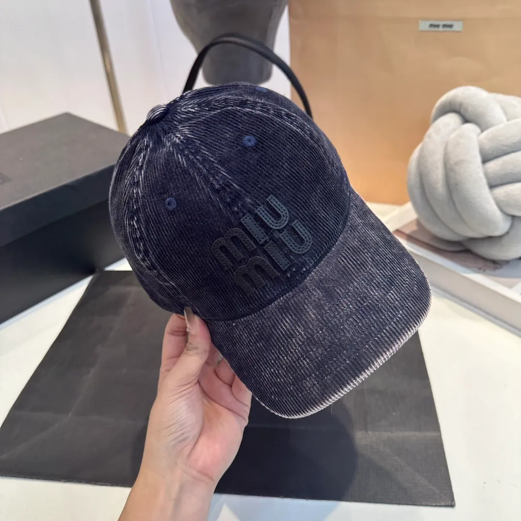 P60 Rare goods! miumiu24 classic denim baseball! This year’s hottest item in the hat category! The collision of denim material and baseball cap reveals a retro, innocent and straightforward style, which is also very everyday! The workmanship quality of a major foreign trade factory + the blessing of original fabrics and double insurance are rare and must-have products.