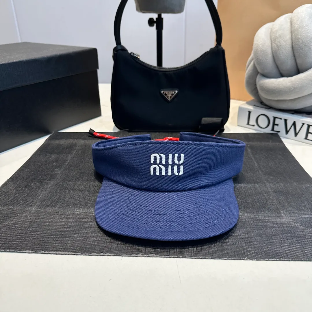 P80 MIUMIU sports and fitness empty top hat made of pure cotton. Whether it is cycling, running, tennis, playing, yoga, or daily outings, it is more outstanding. It can also provide sun protection and shade. It kills two birds with one stone. The product design of a big brand is simple and fashionable!    The material is comfortable and not stuffy🥵It has a very concave shape. Once you put it on, you will instantly lift your head🆙 It has classic colors🖤🤍. Colors can increase the sense of vitality💖