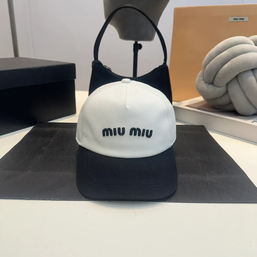 P56 MiuMiu Miu Miu girl's daily baseball cap. A very versatile baseball cap. Classic embroidered logo. Black and white contrasting colors. Versatile and fashionable.
