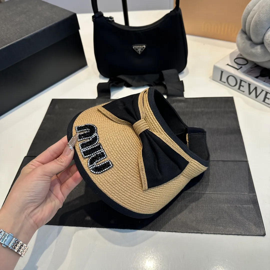 P80 miumiu empty top hat, a must-have item in summer, because it is so easy to match, and it is really super artistic in summer when paired with cool summer style ~ Just wear a little white skirt and you can attract the attention of blockbusters ~ 👉