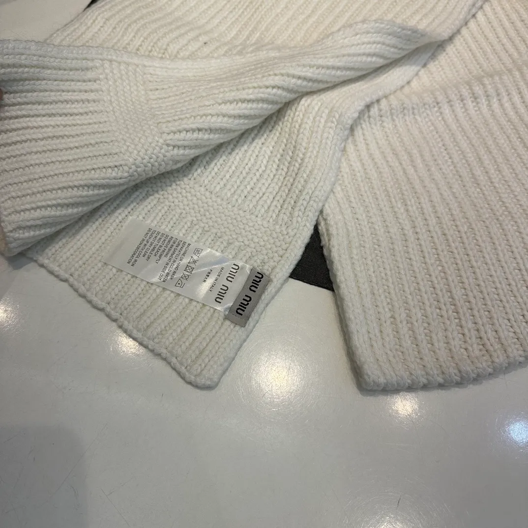 P200 miumiu two-piece knitted hat set, popular at Miumiu counter. Hat + scarf. New product released by Xiaohongshu. Very warm. High-elastic fabric. Classic colors. Same style for men and women.