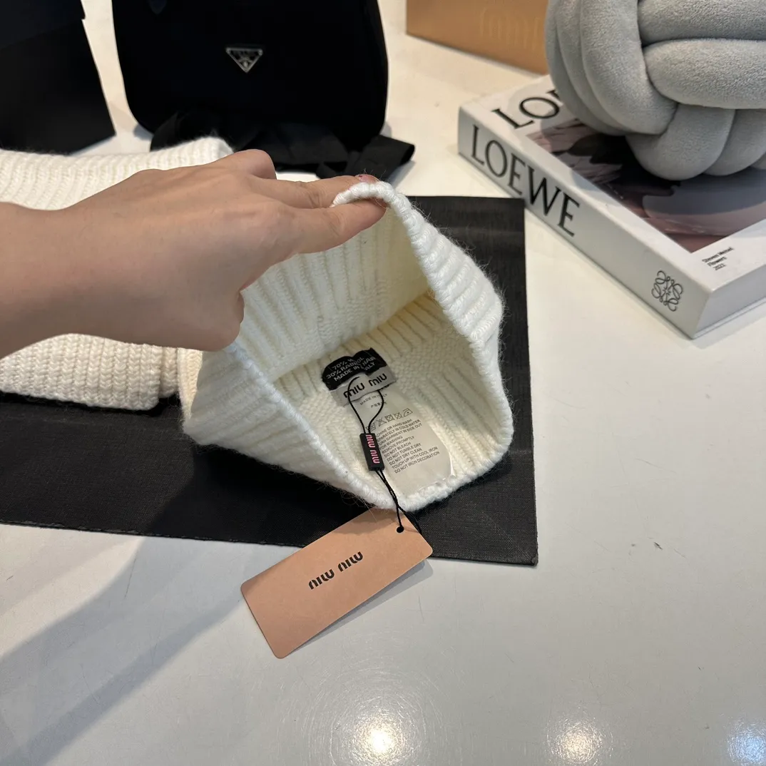 P200 miumiu two-piece knitted hat set, popular at Miumiu counter. Hat + scarf. New product released by Xiaohongshu. Very warm. High-elastic fabric. Classic colors. Same style for men and women.