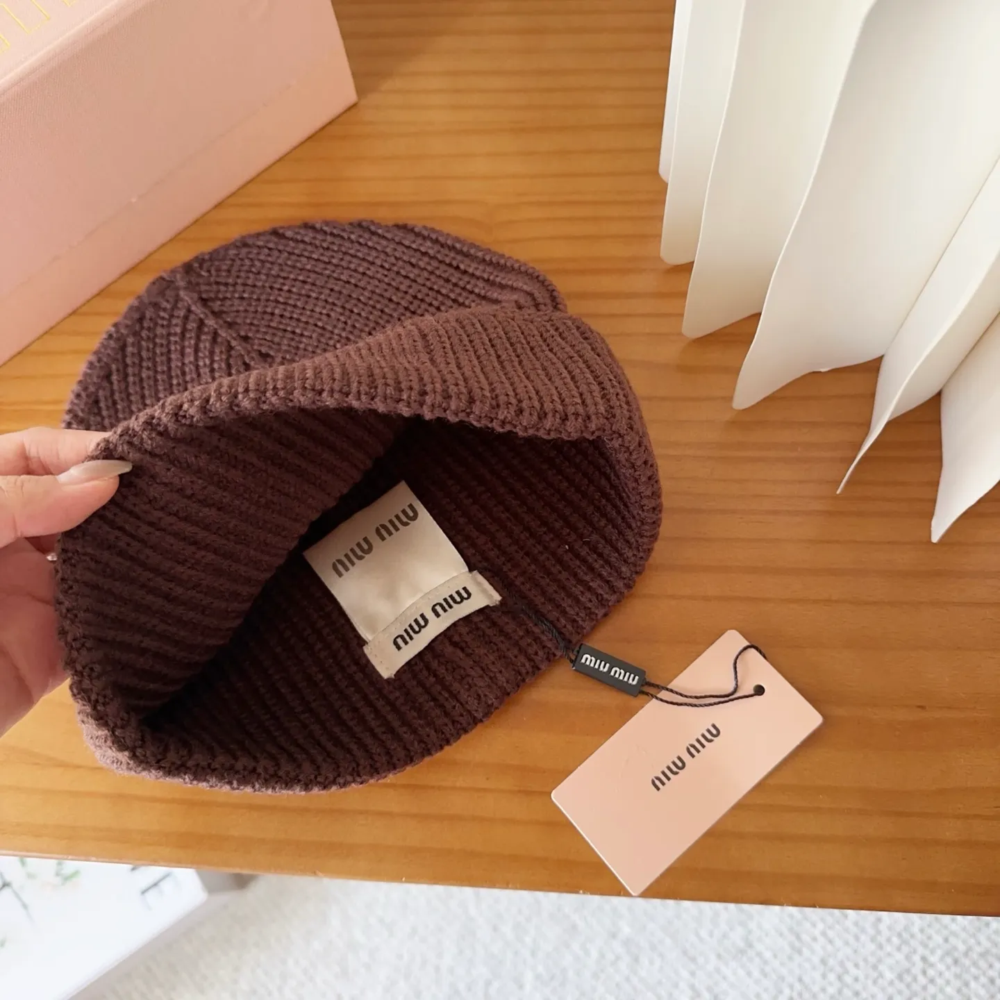 💰64 miumiu’s hot-selling knitted hat at Miu Miu counter! Xiaohongshu’s new product is released, it’s so 🉑️, high-elastic fabric, classic colors, same style for men and women.