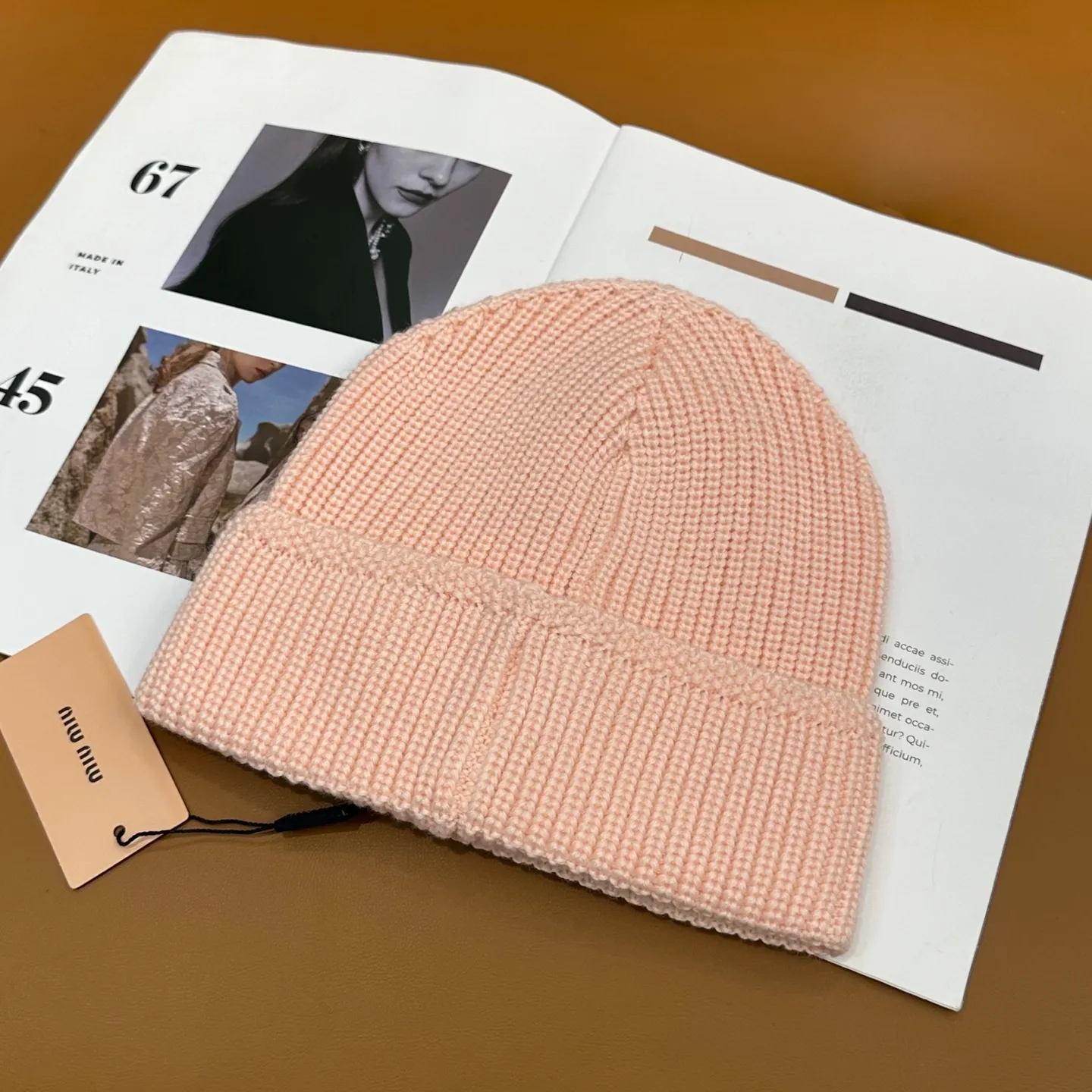 P60 miumiu Miu Miu counter's most popular wool embroidered logo knitted hat! Xiaohongshu’s new product is released, it’s so 🉑️, high-elastic fabric, classic colors, same style for men and women.