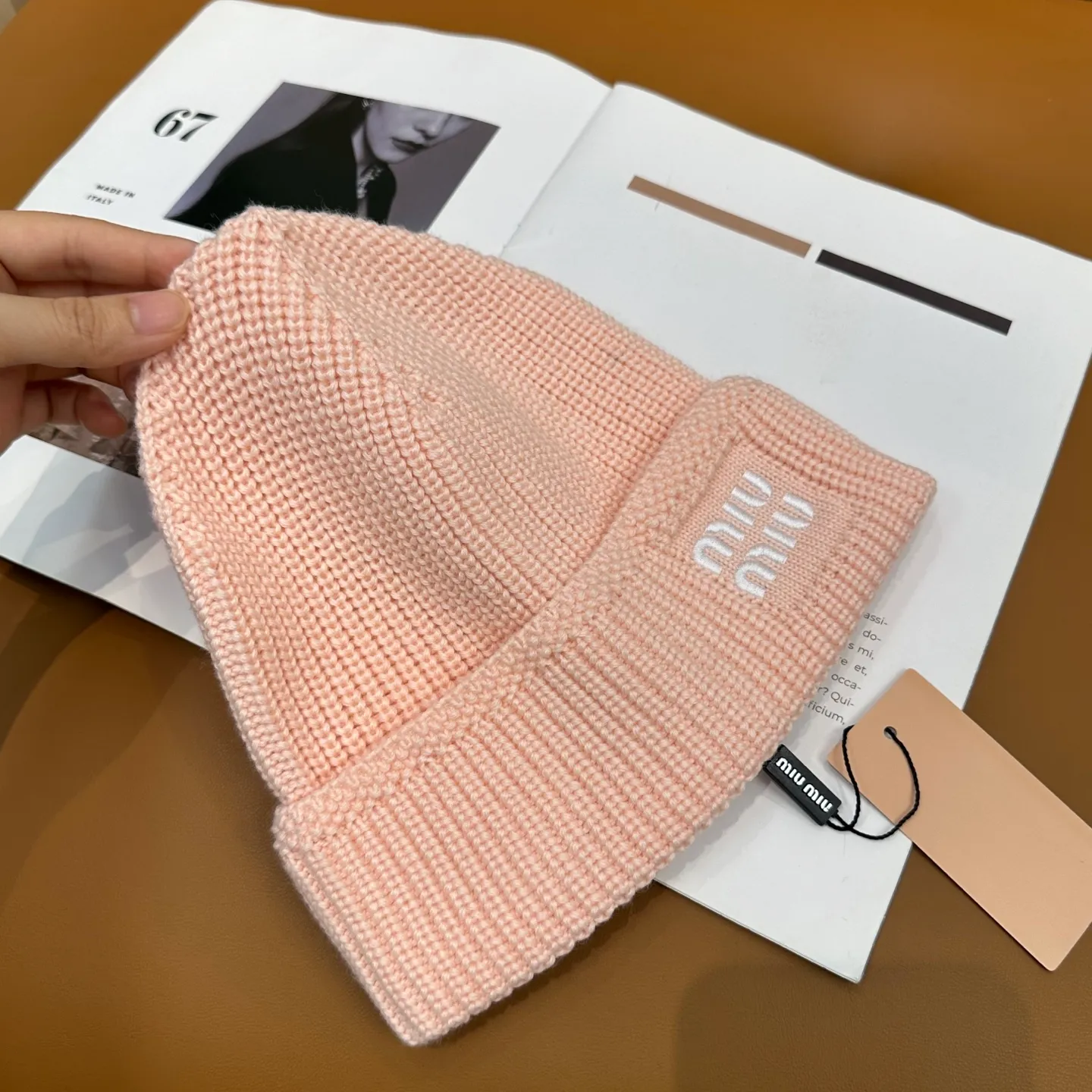 P60 miumiu Miu Miu counter's most popular wool embroidered logo knitted hat! Xiaohongshu’s new product is released, it’s so 🉑️, high-elastic fabric, classic colors, same style for men and women.