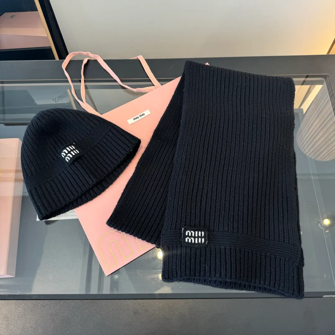 💰570¥ miumiu Unisex suit for men and women. Warm and textured cashmere scarf and hat set. Keep warm all winter. It’s furry and warm. It fills the atmosphere of autumn and winter. It’s high-end and good-looking. Size 30✖️180