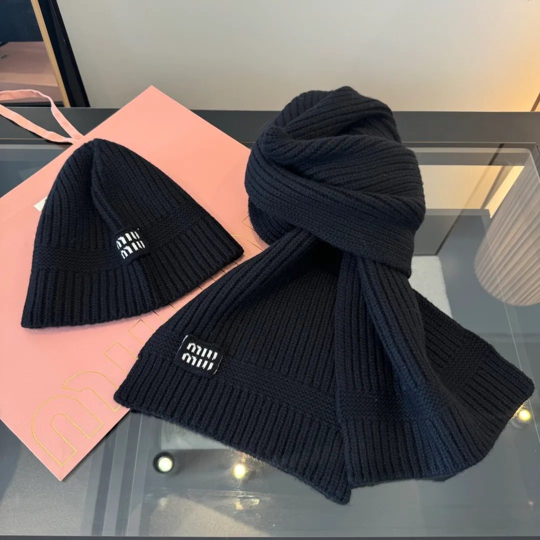 💰570¥ miumiu Unisex suit for men and women. Warm and textured cashmere scarf and hat set. Keep warm all winter. It’s furry and warm. It fills the atmosphere of autumn and winter. It’s high-end and good-looking. Size 30✖️180