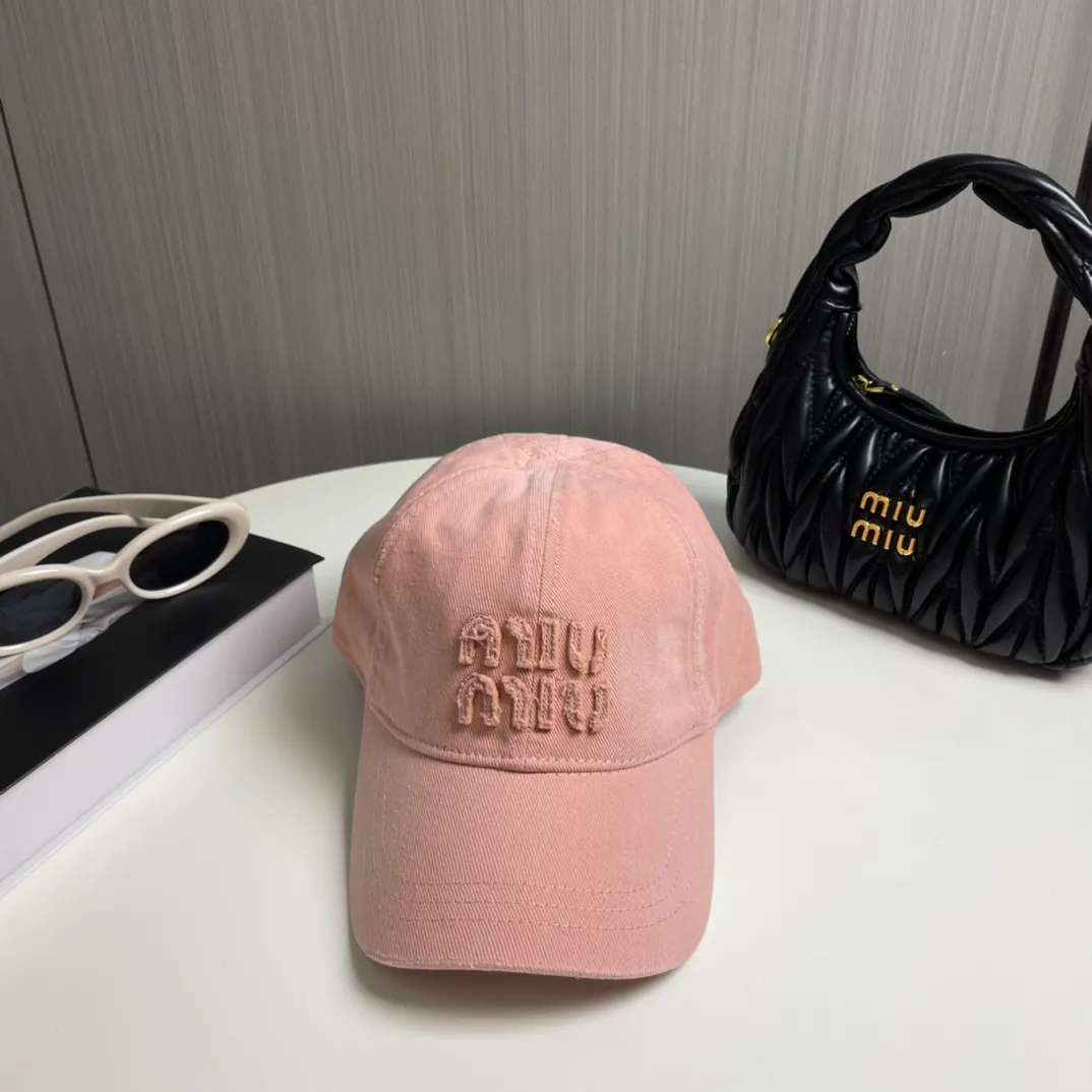 P76 miumiu's new baseball cap from Miu Miu's counter. One-to-one mold customization. Head circumference 57cm. Unisex. miumiu's new baseball cap is popular right now and has a full street feel! Trendy and versatile, Xiaohongshu grows grass, poison, get your boyfriend, and cool together