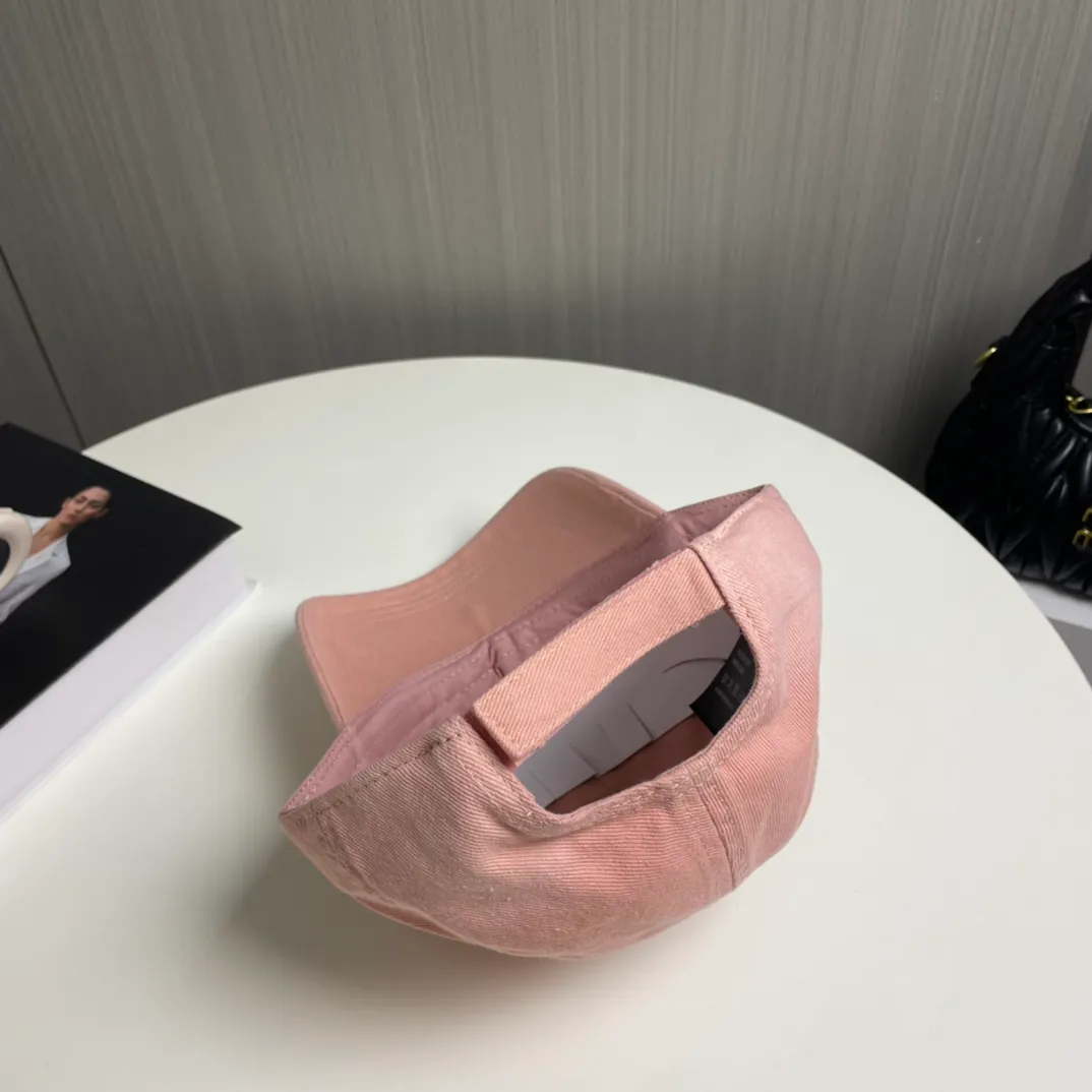 P76 miumiu's new baseball cap from Miu Miu's counter. One-to-one mold customization. Head circumference 57cm. Unisex. miumiu's new baseball cap is popular right now and has a full street feel! Trendy and versatile, Xiaohongshu grows grass, poison, get your boyfriend, and cool together