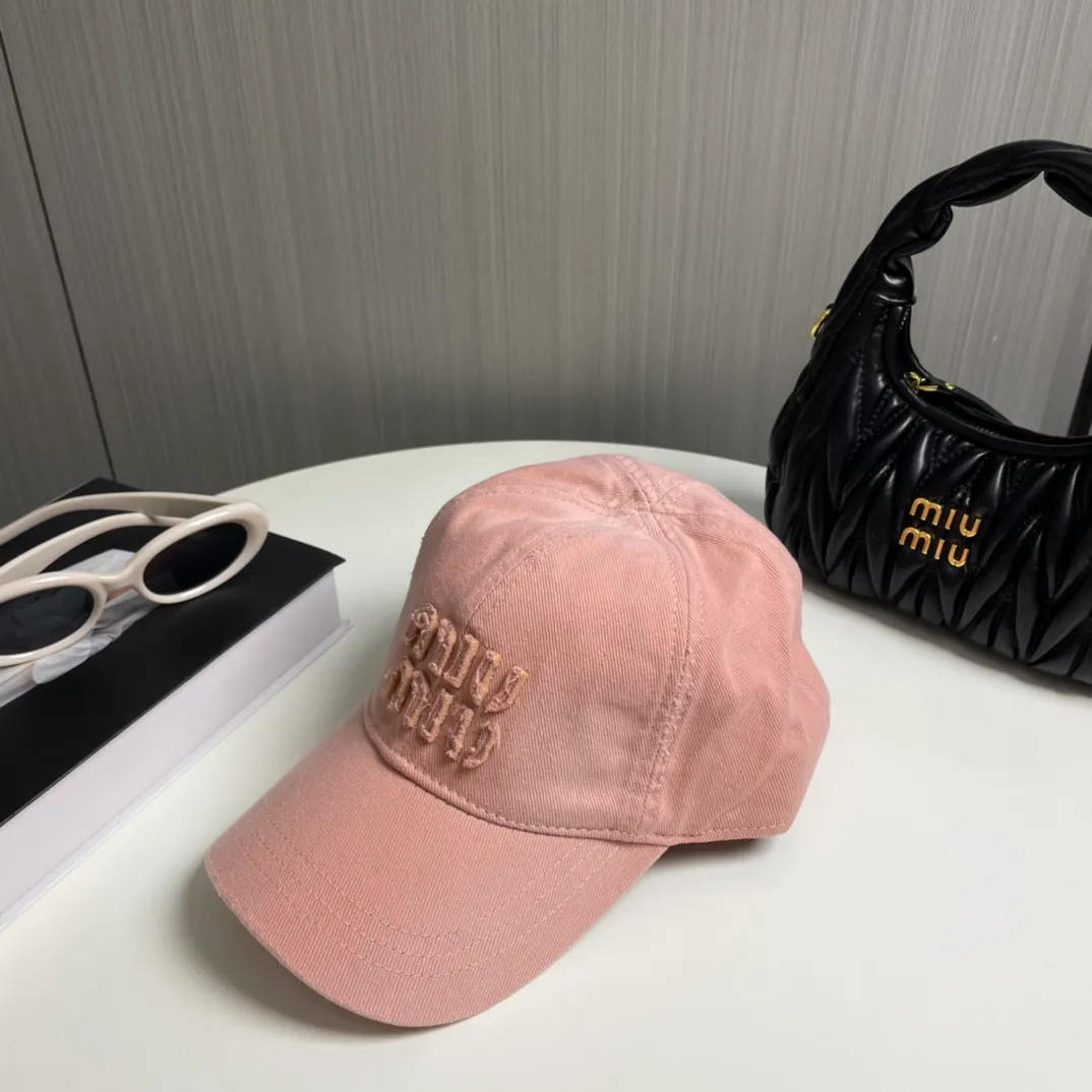 P76 miumiu's new baseball cap from Miu Miu's counter. One-to-one mold customization. Head circumference 57cm. Unisex. miumiu's new baseball cap is popular right now and has a full street feel! Trendy and versatile, Xiaohongshu grows grass, poison, get your boyfriend, and cool together