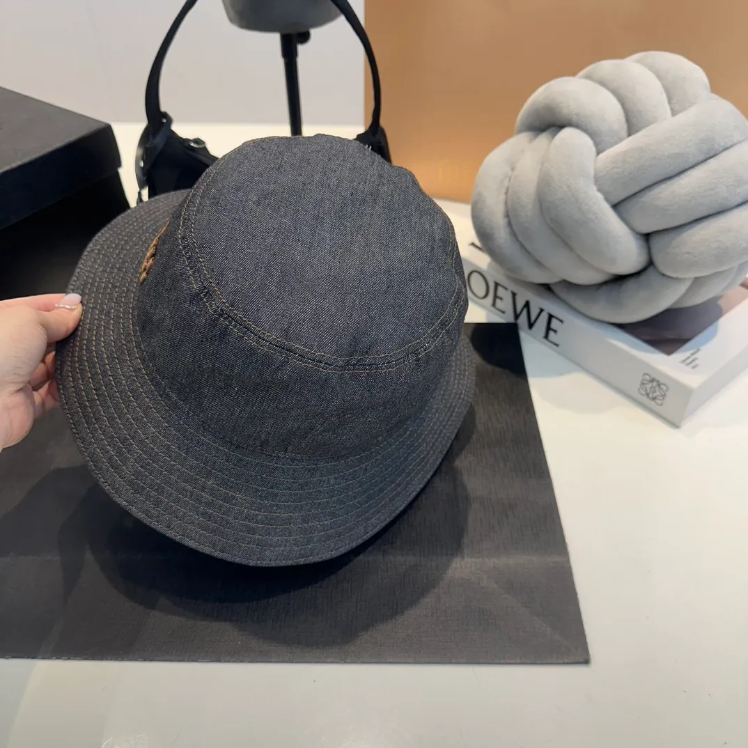 P70 miumiu denim embroidered bucket hat, same style for men and women. Imported twill Japanese denim provided by a designated supplier, durable and durable, with a delicate feel. The embroidered miumiu logo on the front adds a finishing touch, grosgrain lining, technical sweatband, and Velcro to adjust the size.          Blue denim, black denim 2⃣️ colors.