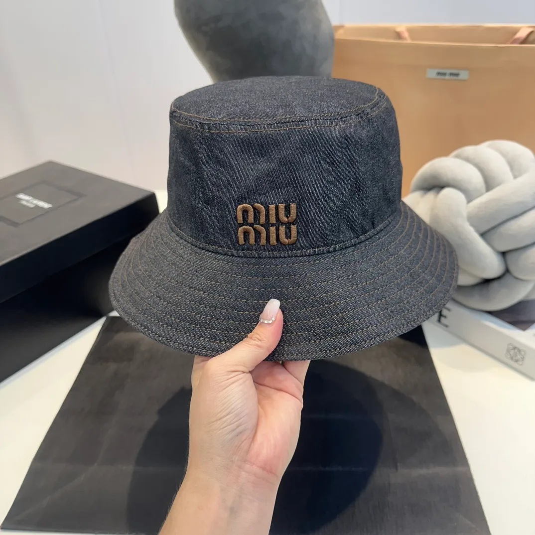 P70 miumiu denim embroidered bucket hat, same style for men and women. Imported twill Japanese denim provided by a designated supplier, durable and durable, with a delicate feel. The embroidered miumiu logo on the front adds a finishing touch, grosgrain lining, technical sweatband, and Velcro to adjust the size.          Blue denim, black denim 2⃣️ colors.