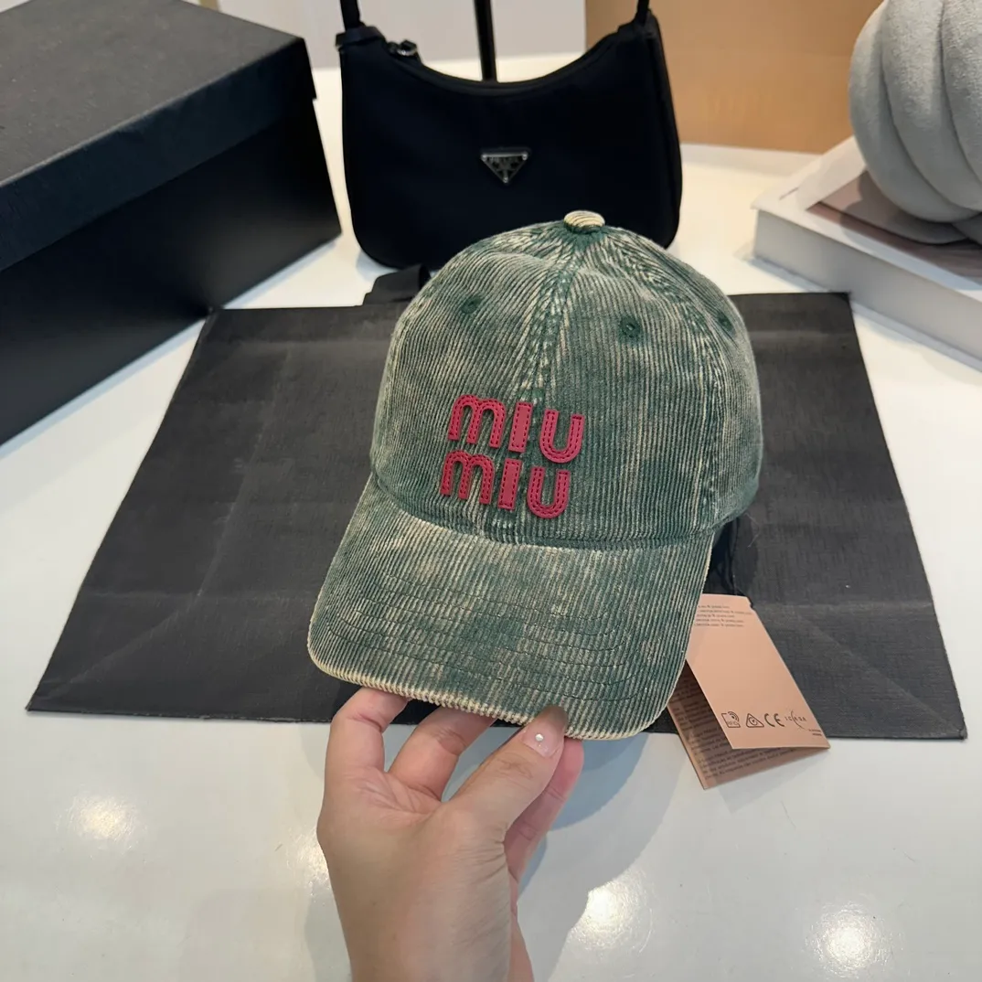 P60 Rare goods! miumiu24 classic denim baseball! This year’s hottest item in the hat category! The collision of denim material and baseball cap reveals a retro, innocent and straightforward style, which is also very everyday! The workmanship quality of a major foreign trade factory + the blessing of original fabrics and double insurance are rare and must-have products.