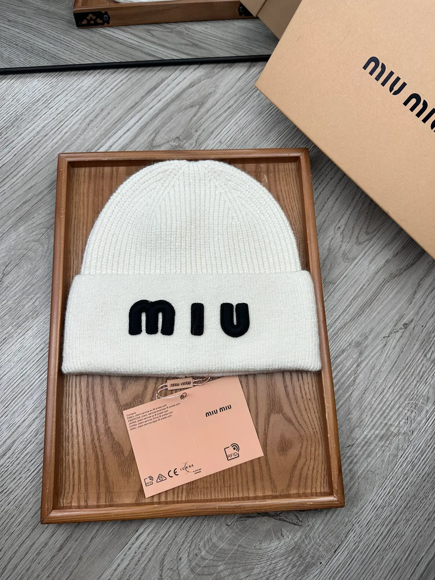 🌹¥100. miumiu. [Wool single hat] Small wool provided by customer! A precious collection of soul hats! Colored yarn supplied by customers. Every color is very beautiful! classic! Soft to the touch. 70% wool ➕ 30% rabbit fur. A combed lamb can only produce 30-40g of wool. Such a hat requires three or four lambs. Don't compare it with ordinary hats on the market. Is the yarn supplied by the customer good? The market products are incomparable! The materials are top-notch and luxurious. This is the charm of the product. It is easy to get in and out of the counter. If you come to the mixed counter, you will definitely buy it. I love the plain color and every color. And it is durable! It can be worn by men, women and children! When you see the real thing, you can beautify it ~