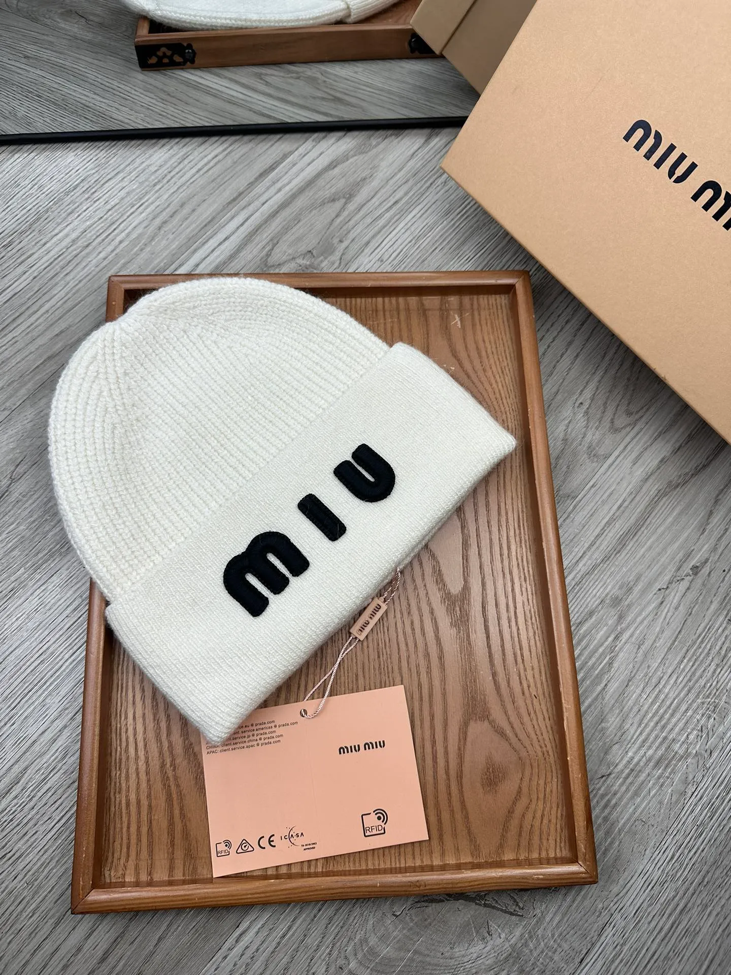 🌹¥100. miumiu. [Wool single hat] Small wool provided by customer! A precious collection of soul hats! Colored yarn supplied by customers. Every color is very beautiful! classic! Soft to the touch. 70% wool ➕ 30% rabbit fur. A combed lamb can only produce 30-40g of wool. Such a hat requires three or four lambs. Don't compare it with ordinary hats on the market. Is the yarn supplied by the customer good? The market products are incomparable! The materials are top-notch and luxurious. This is the charm of the product. It is easy to get in and out of the counter. If you come to the mixed counter, you will definitely buy it. I love the plain color and every color. And it is durable! It can be worn by men, women and children! When you see the real thing, you can beautify it ~