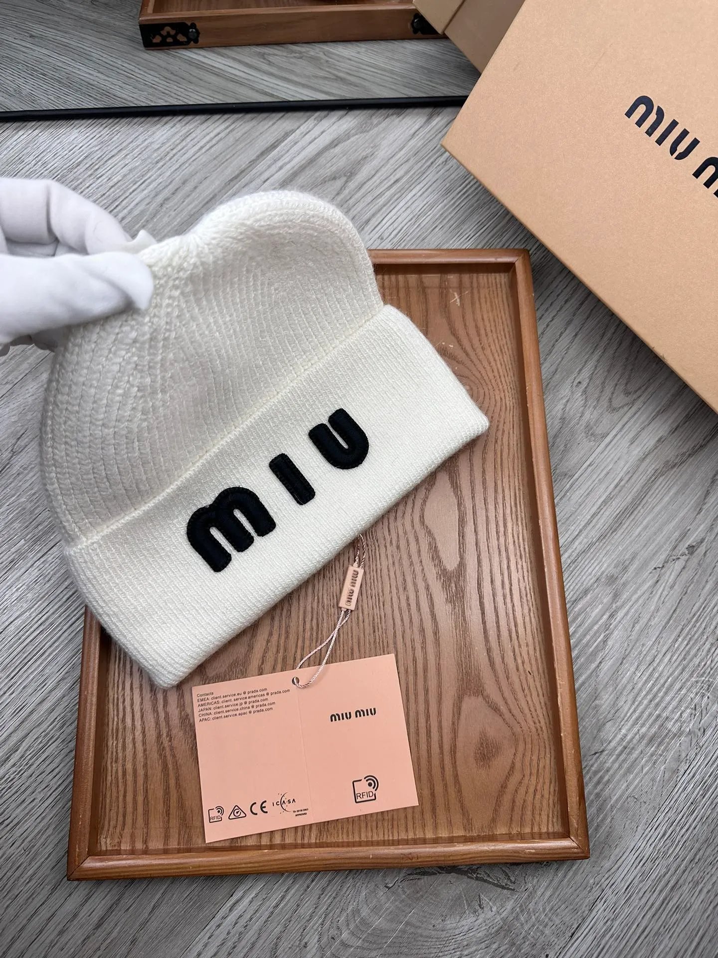 🌹¥100. miumiu. [Wool single hat] Small wool provided by customer! A precious collection of soul hats! Colored yarn supplied by customers. Every color is very beautiful! classic! Soft to the touch. 70% wool ➕ 30% rabbit fur. A combed lamb can only produce 30-40g of wool. Such a hat requires three or four lambs. Don't compare it with ordinary hats on the market. Is the yarn supplied by the customer good? The market products are incomparable! The materials are top-notch and luxurious. This is the charm of the product. It is easy to get in and out of the counter. If you come to the mixed counter, you will definitely buy it. I love the plain color and every color. And it is durable! It can be worn by men, women and children! When you see the real thing, you can beautify it ~