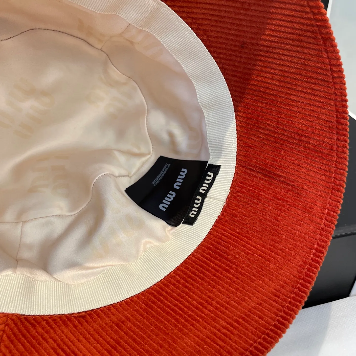 P76 miumiu limited new corduroy fisherman hat/baseball cap, corduroy textured fisherman hat. A very attractive fisherman hat ~ the same style for men and women. It has its own atmosphere when going out every day. It feels great to change it occasionally.