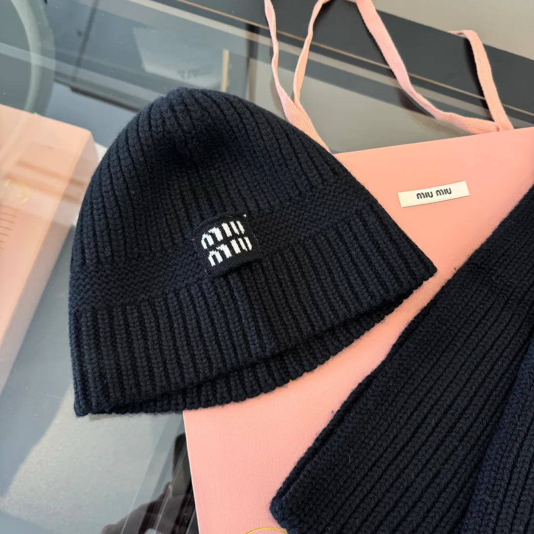 💰570¥ miumiu Unisex suit for men and women. Warm and textured cashmere scarf and hat set. Keep warm all winter. It’s furry and warm. It fills the atmosphere of autumn and winter. It’s high-end and good-looking. Size 30✖️180