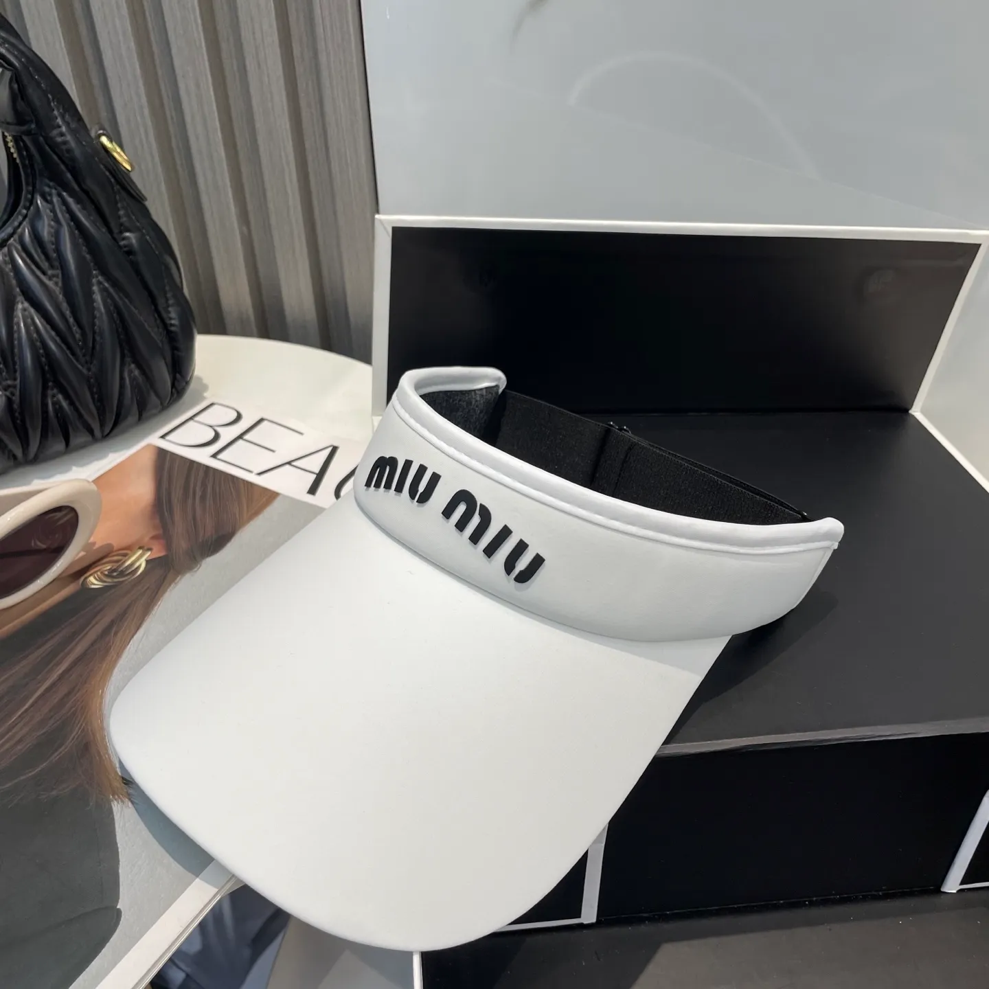 P60miumiuMiu Miu💞 Summer ice silk empty top hat. The empty top sun protection hat does not delay the ponytail~ The ice silk fabric is practical and beautiful! The design of the large brim can effectively block ultraviolet rays. Multiple colors available.