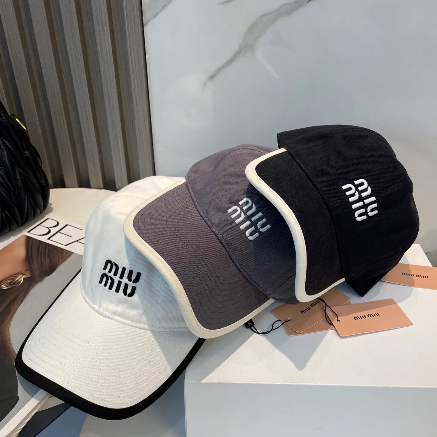 P60💛 Comes with dust bag. [Miumiu Miu Miu] New order style embroidered baseball cap🧢Big brand style is super easy to match, hurry up and get it!