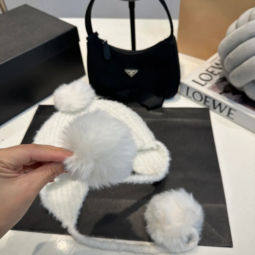 P80 miumiu Miu Miu fox fur ball new autumn and winter wool hat
