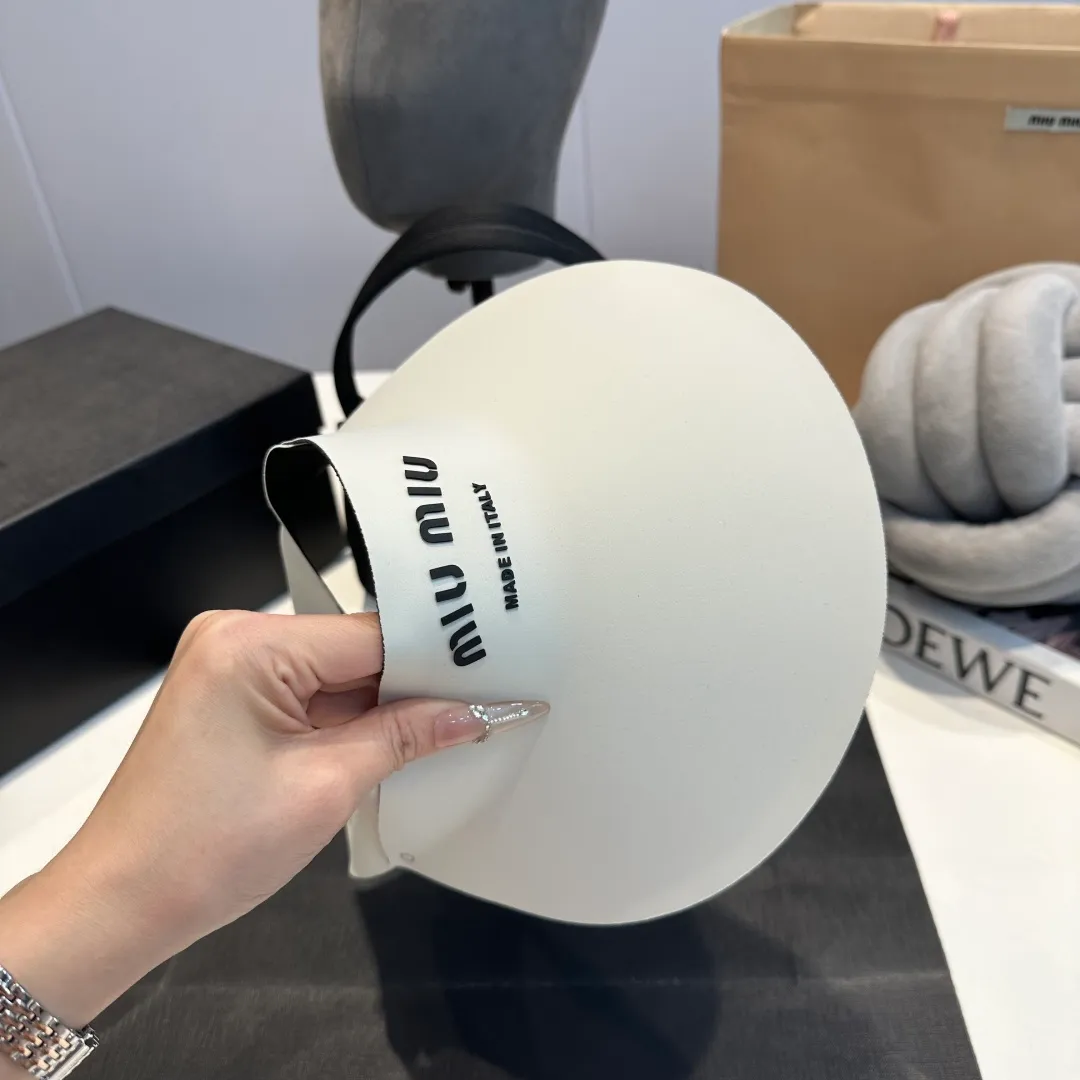 P60 miumiu💞 Summer Ice Silk Empty Hat. The Empty Sun Protection Hat does not delay the ponytail~ The ice silk fabric is practical and beautiful! The design of the large brim can effectively block ultraviolet rays. Multiple colors available.