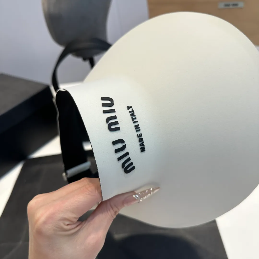 P60 miumiu💞 Summer Ice Silk Empty Hat. The Empty Sun Protection Hat does not delay the ponytail~ The ice silk fabric is practical and beautiful! The design of the large brim can effectively block ultraviolet rays. Multiple colors available.