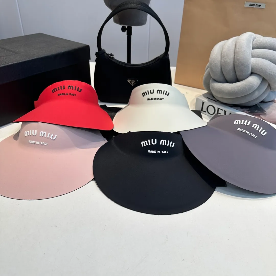 P60 miumiu💞 Summer Ice Silk Empty Hat. The Empty Sun Protection Hat does not delay the ponytail~ The ice silk fabric is practical and beautiful! The design of the large brim can effectively block ultraviolet rays. Multiple colors available.