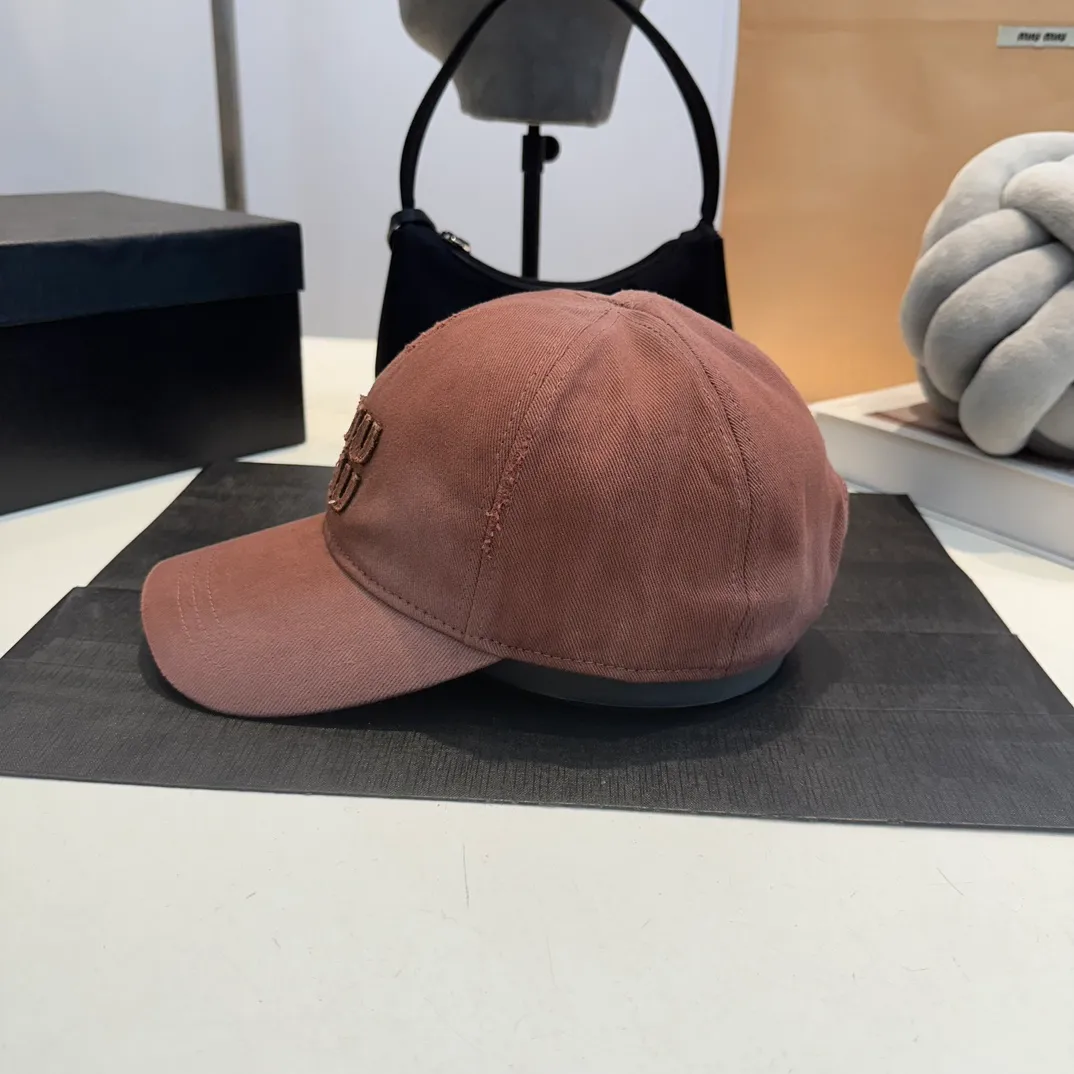 P60 MiuMiu Miu Miu girl's daily baseball cap. A very versatile baseball cap. Classic embroidered logo. Versatile and fashionable.