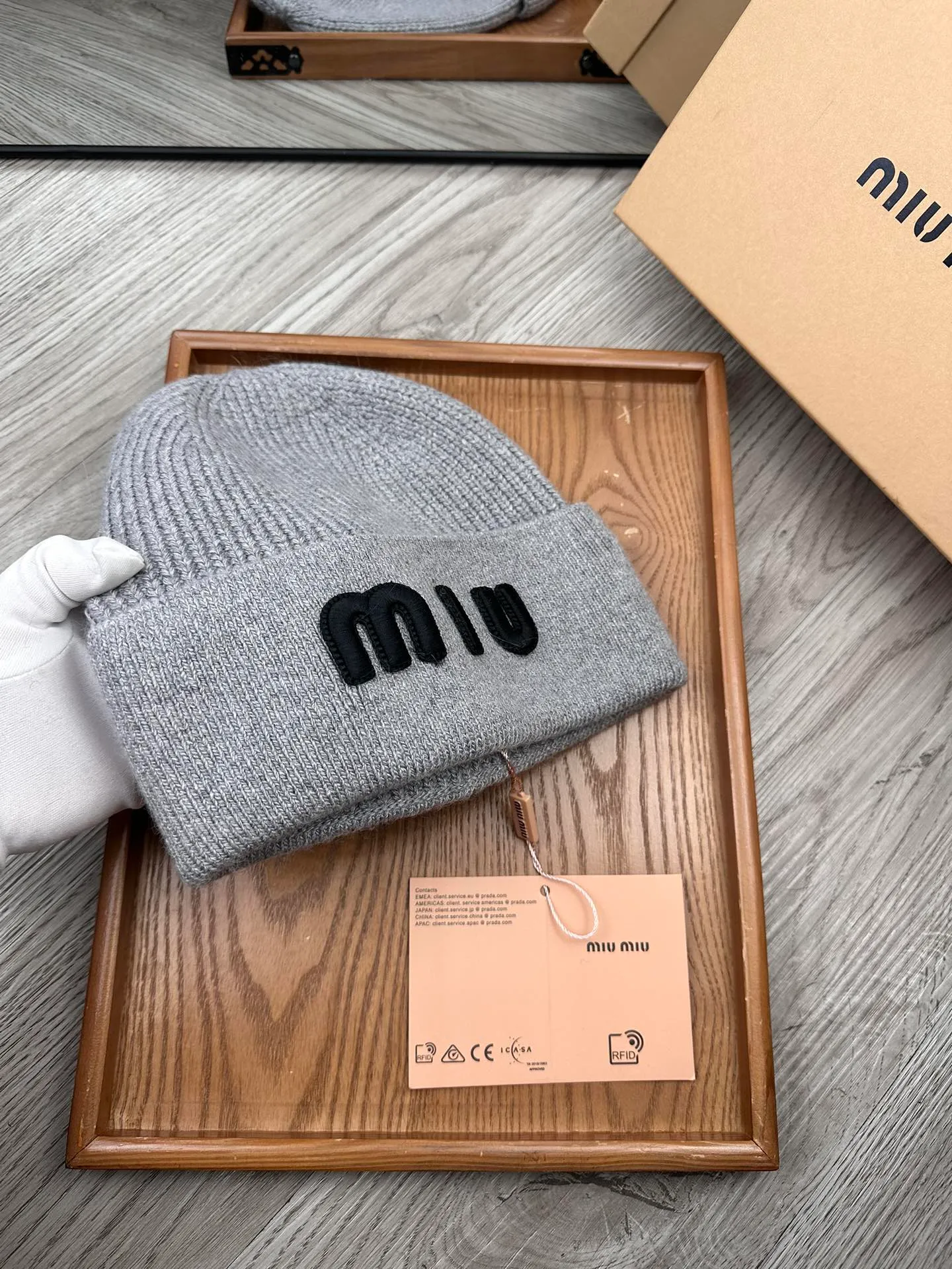 🌹¥100. miumiu. [Wool single hat] Small wool provided by customer! A precious collection of soul hats! Colored yarn supplied by customers. Every color is very beautiful! classic! Soft to the touch. 70% wool ➕ 30% rabbit fur. A combed lamb can only produce 30-40g of wool. Such a hat requires three or four lambs. Don't compare it with ordinary hats on the market. Is the yarn supplied by the customer good? The market products are incomparable! The materials are top-notch and luxurious. This is the charm of the product. It is easy to get in and out of the counter. If you come to the mixed counter, you will definitely buy it. I love the plain color and every color. And it is durable! It can be worn by men, women and children! When you see the real thing, you can beautify it ~