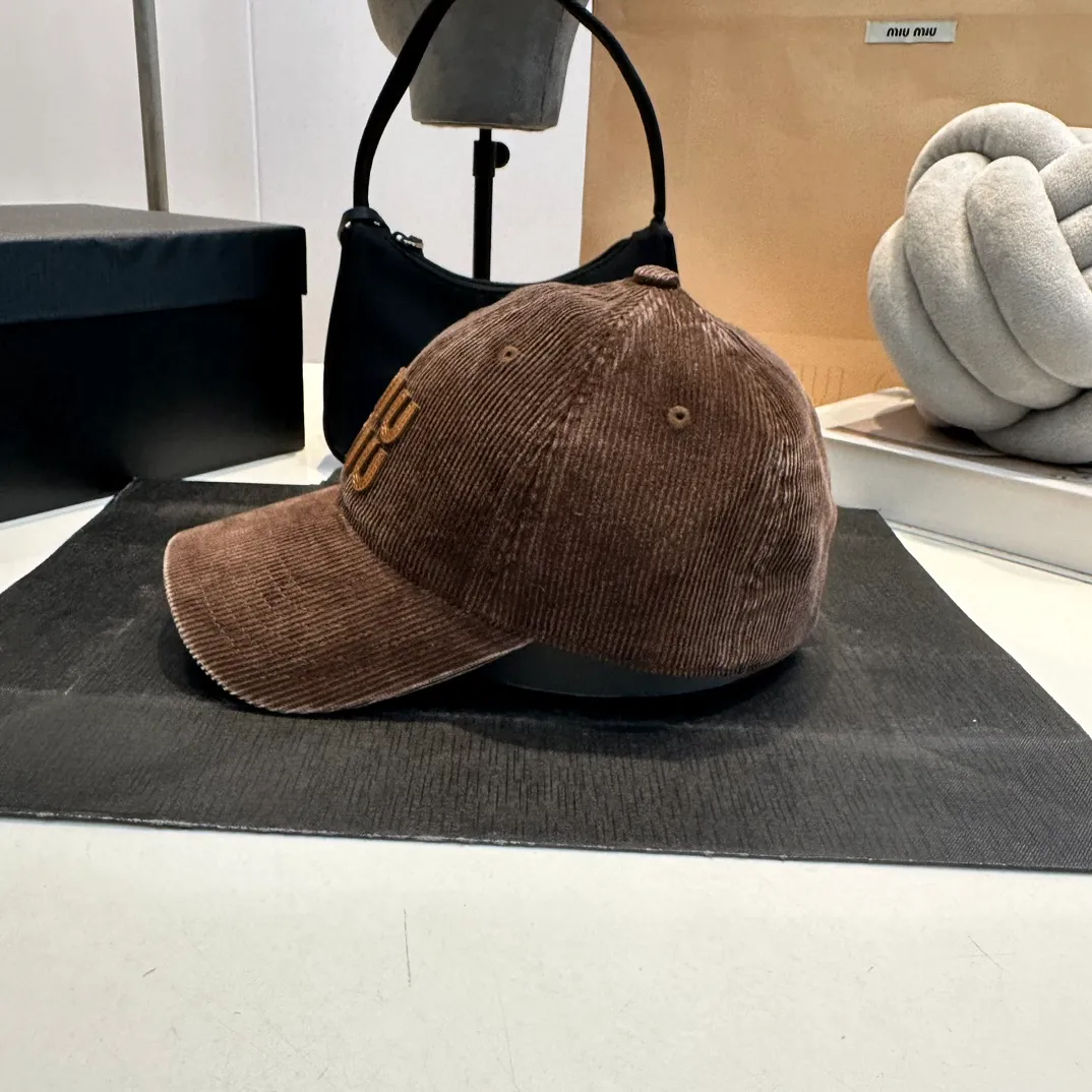 P60 Rare goods! miumiu24 classic denim baseball! This year’s hottest item in the hat category! The collision of denim material and baseball cap reveals a retro, innocent and straightforward style, which is also very everyday! The workmanship quality of a major foreign trade factory + the blessing of original fabrics and double insurance are rare and must-have products.