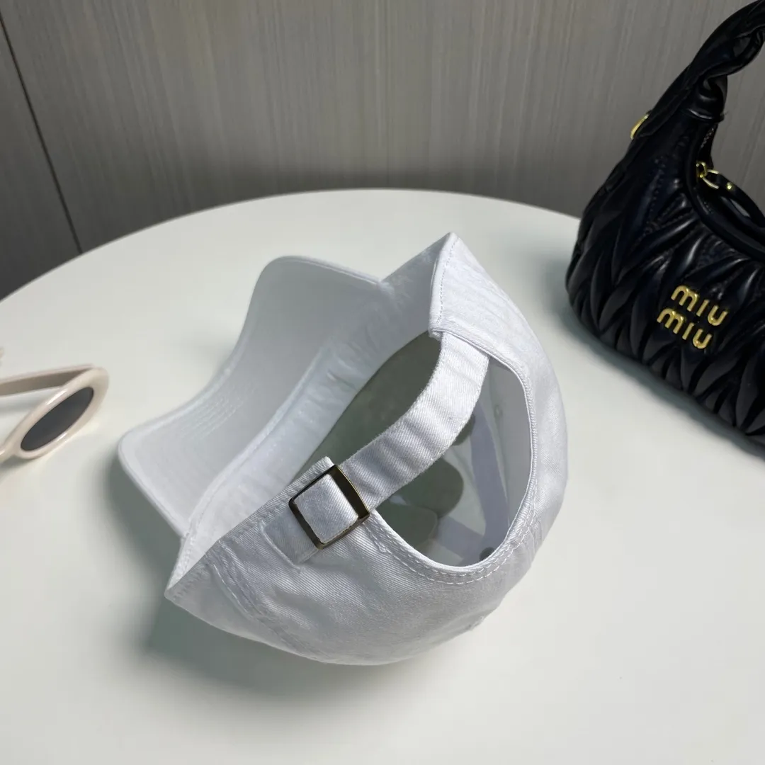 P60 miumiu new solid color baseball cap, the hottest color at the moment - full of street style! Trendy and versatile, Xiaohongshu grows grass, poison, get your boyfriend, and cool together