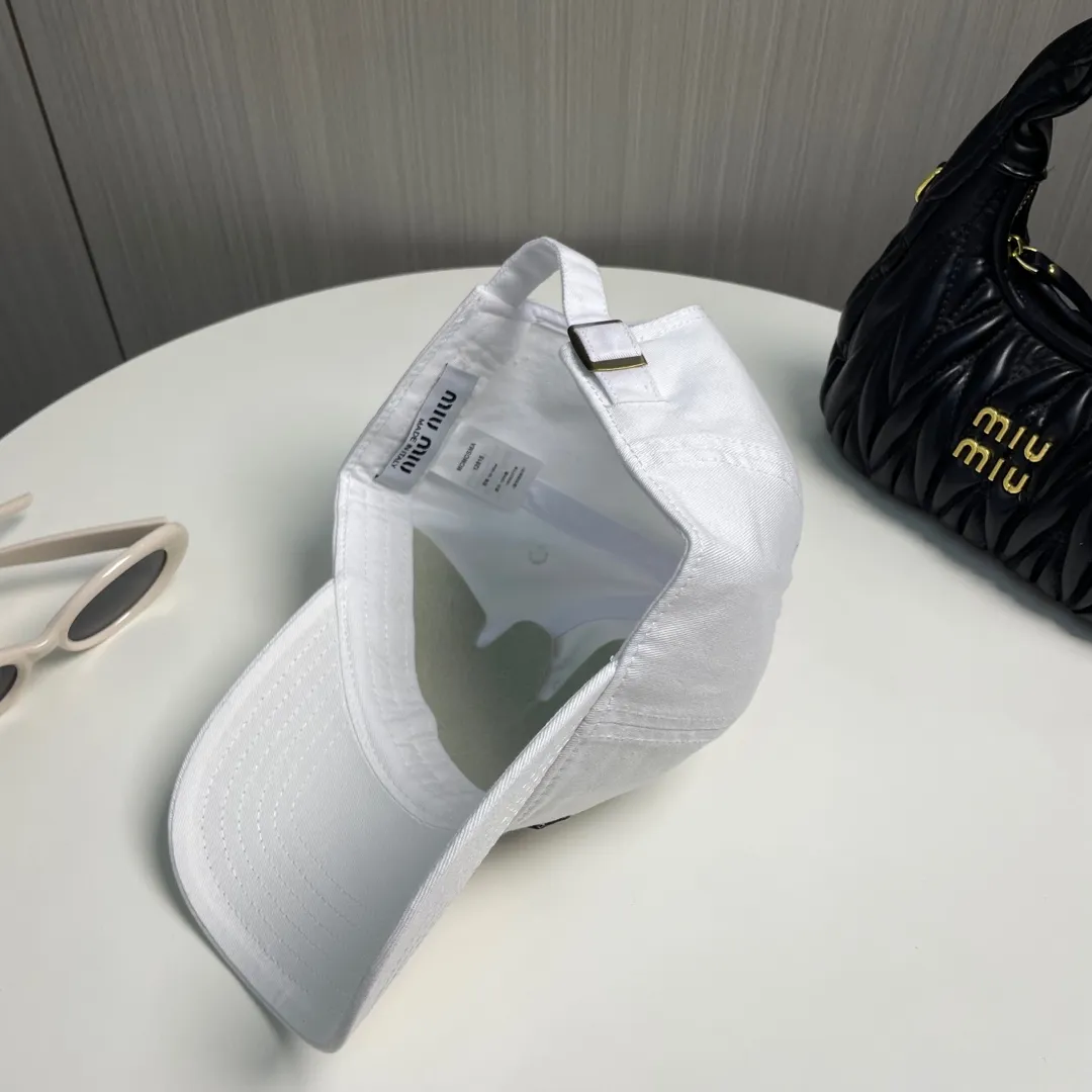 P60 miumiu new solid color baseball cap, the hottest color at the moment - full of street style! Trendy and versatile, Xiaohongshu grows grass, poison, get your boyfriend, and cool together