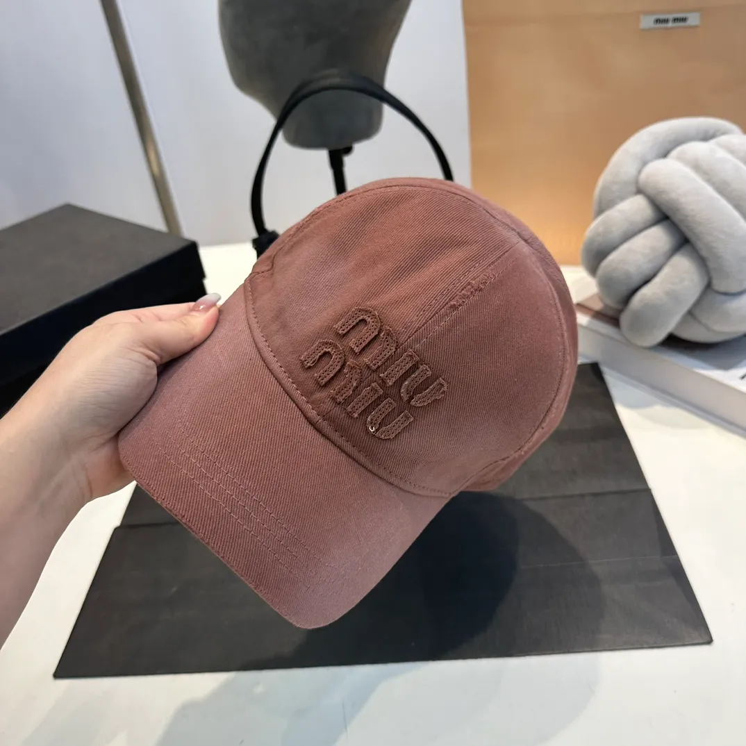 P60 MiuMiu Miu Miu girl's daily baseball cap. A very versatile baseball cap. Classic embroidered logo. Versatile and fashionable.