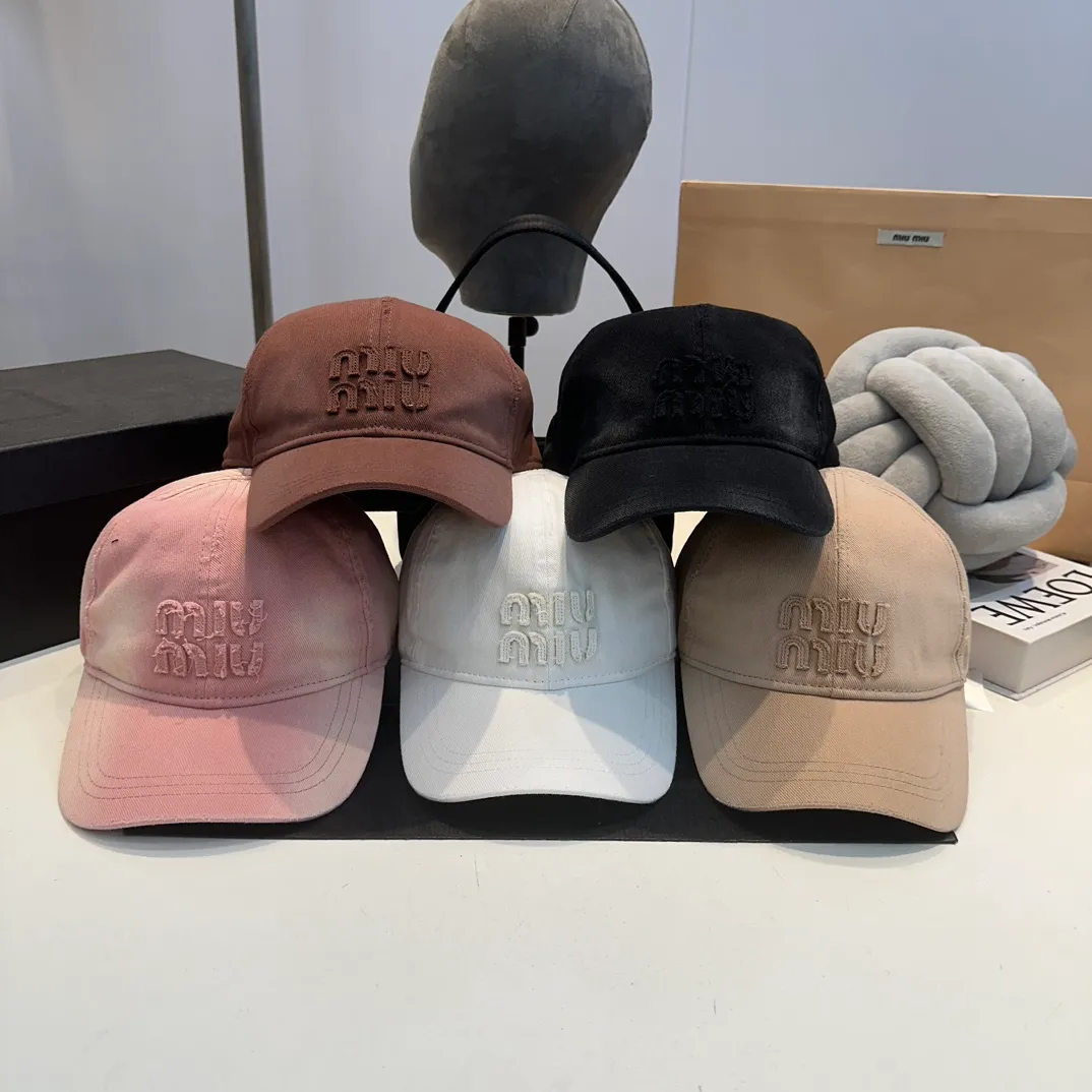 P60 MiuMiu Miu Miu girl's daily baseball cap. A very versatile baseball cap. Classic embroidered logo. Versatile and fashionable.