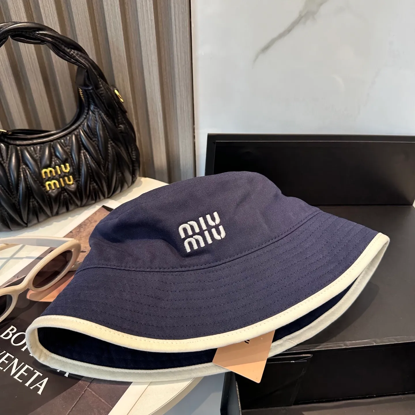 P74💛 Comes with dust bag. [Miumiu Miu Miu] New order style embroidered fisherman hat🧢Big brand style is super easy to match, hurry up and get it!