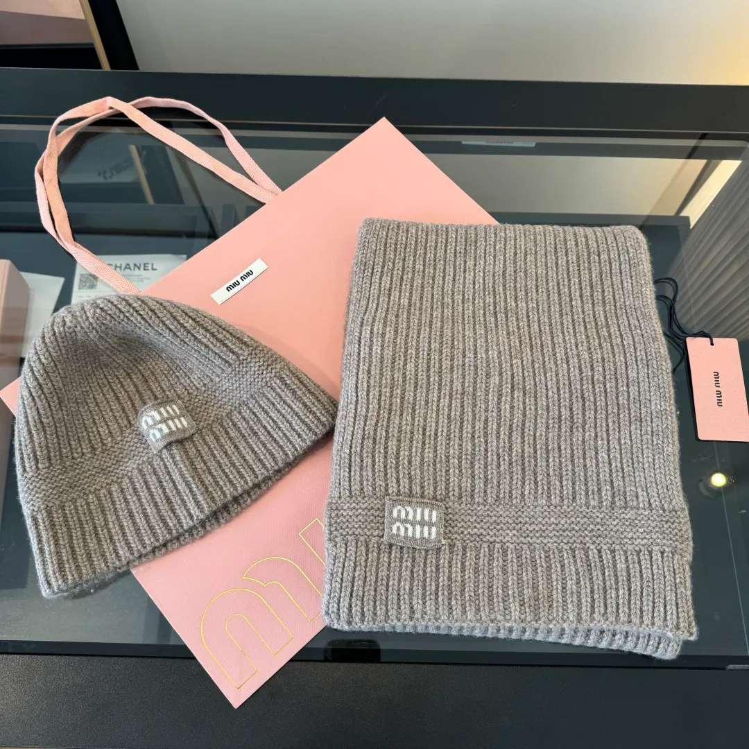 💰570¥ miumiu Unisex suit for men and women. Warm and textured cashmere scarf and hat set. Keep warm all winter. It’s furry and warm. It fills the atmosphere of autumn and winter. It’s high-end and good-looking. Size 30✖️180