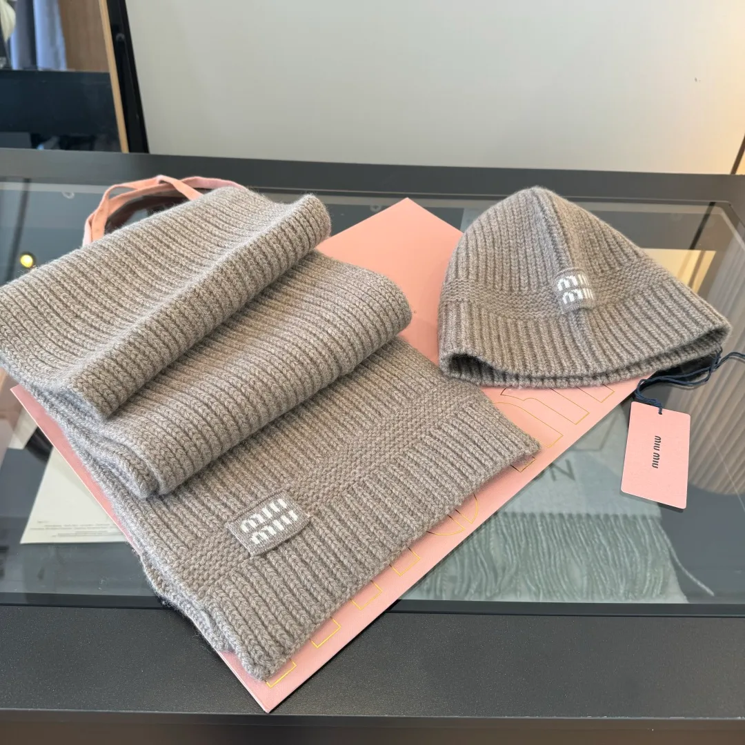 💰570¥ miumiu Unisex suit for men and women. Warm and textured cashmere scarf and hat set. Keep warm all winter. It’s furry and warm. It fills the atmosphere of autumn and winter. It’s high-end and good-looking. Size 30✖️180