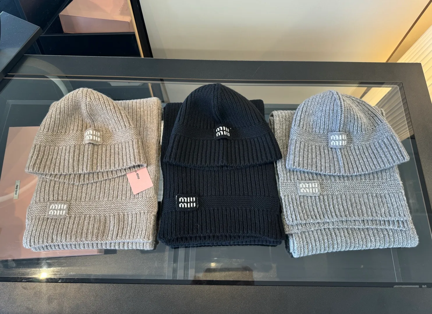 💰570¥ miumiu Unisex suit for men and women. Warm and textured cashmere scarf and hat set. Keep warm all winter. It’s furry and warm. It fills the atmosphere of autumn and winter. It’s high-end and good-looking. Size 30✖️180